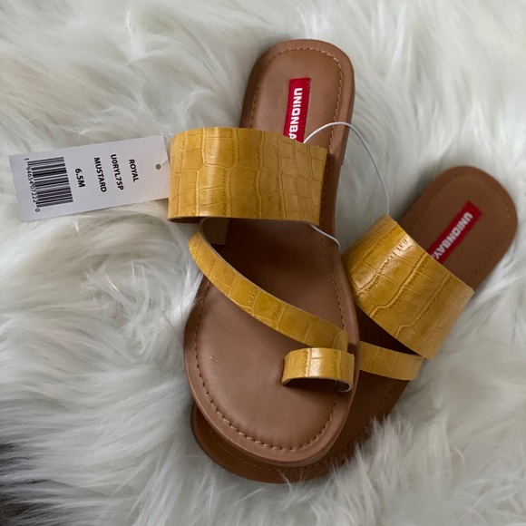 Pretty yellow sandals - Picture 2 of 2